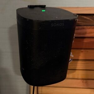 Sonos One w/ Wall mount